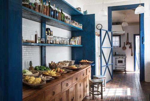 een keuken met een aanrecht vol met allerlei soorten fruit en groenten bij Fazenda Catuçaba in Catuçaba