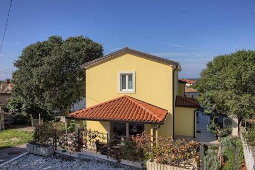 a yellow house with a red roof at Ferienhaus mit Privatpool für 8 Personen ca 120 qm in Mugeba, Istrien Istrische Riviera in Mugeba