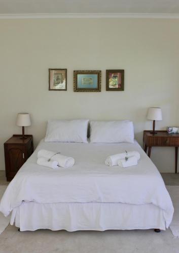 Una cama o camas en una habitación de Seaside Sanctuary Kommetjie