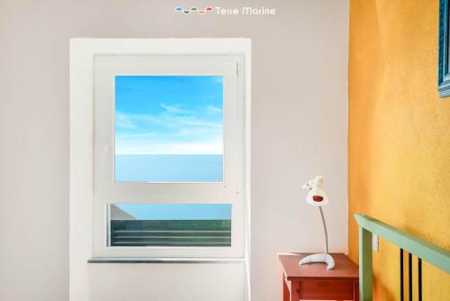 a window with a view of the ocean at Blu Isola, Terre Marine in Corniglia
