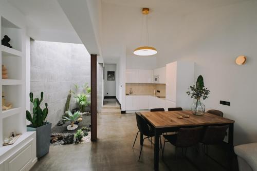 a kitchen and dining room with a table and chairs at Garden House, Playa Honda in Arrecife