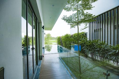 a hallway of a building with a swimming pool at Flamigo Dai Lai Resort - Villa Chủ Tự Doanh in Ngọc Quang