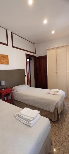 Letto o letti in una camera di Polly House