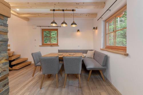 Un comedor con mesa y sillas en Luxury Villa TINKA, en Zgornje Gorje