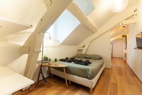 une chambre avec un lit et une table dans l'établissement Le Loft - studio en Hypercentre - Cathédrale, à Amiens