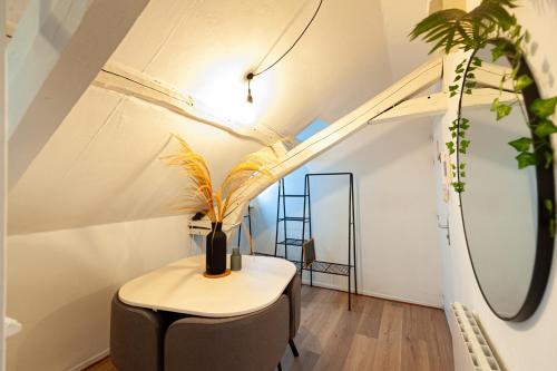 une chambre avec une table et une plante sur elle dans l'établissement Le Loft - studio en Hypercentre - Cathédrale, à Amiens
