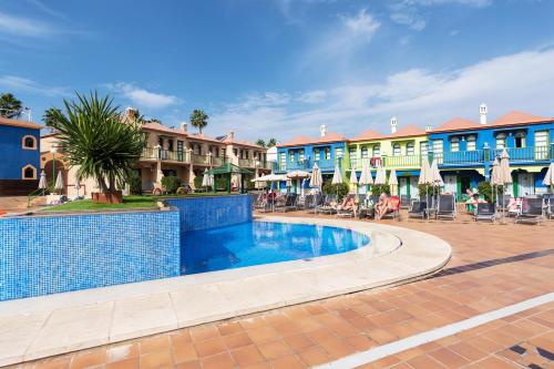 Bazén v ubytování eó Maspalomas Resort nebo v jeho okolí