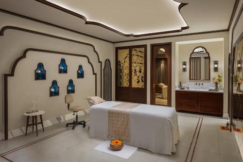 Cama o camas de una habitación en Pilibhit House, Haridwar – IHCL SeleQtions