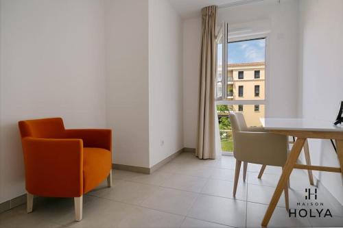 une salle à manger avec une table et des chaises et une fenêtre dans l'établissement Le Solstice - À Avignon - 374B, à Avignon