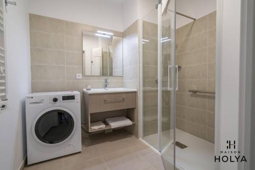 La salle de bains est pourvue d'un lave-linge et d'une douche. dans l'établissement Le Solstice - À Avignon - 374B, à Avignon