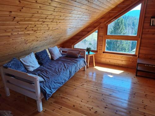 une chambre avec un lit dans une cabane en bois dans l'établissement chalet - Xonrupt-Longemer, à Xonrupt-Longemer