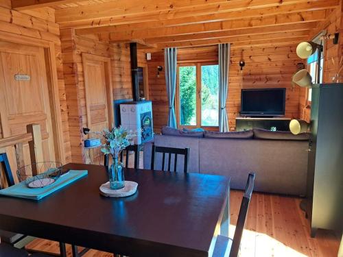 - une salle à manger avec une table dans une cabine dans l'établissement chalet - Xonrupt-Longemer, à Xonrupt-Longemer