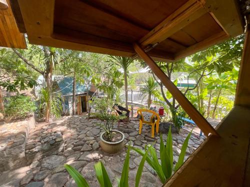 Elle offre une vue sur la terrasse dotée d'une table et de chaises. dans l'établissement Mèo Home - Bụi Homestay, à Dien Khanh