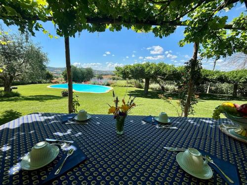 Kolam renang di atau dekat dengan Lovely Farmhouse in Recanati