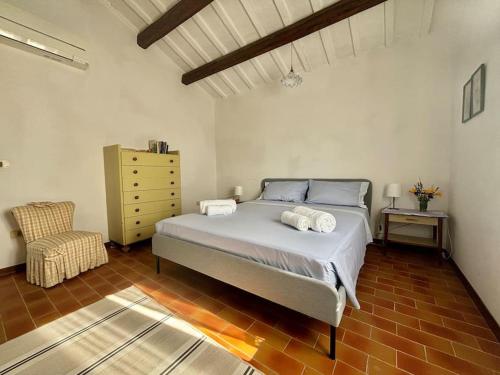 Katil atau katil-katil dalam bilik di Lovely Farmhouse in Recanati