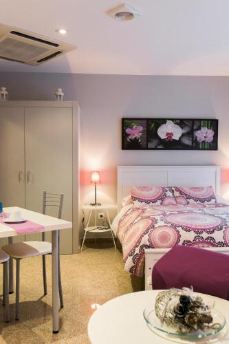 a bedroom with a bed and a table and a table sidx sidx at Estudios Sierra De Francia in Béjar