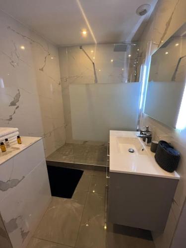 Newly renovated spacious apartment in Montorgeuil area photo 14