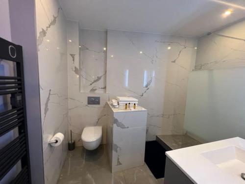 Newly renovated spacious apartment in Montorgeuil area photo 17