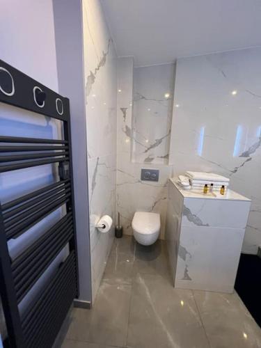 Newly renovated spacious apartment in Montorgeuil area photo 29
