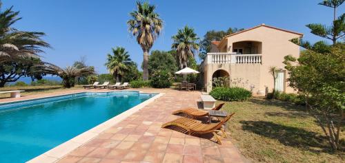 une villa avec piscine et une maison dans l'établissement Charming villa with pool, sea and mountain views, à Argelès-sur-Mer