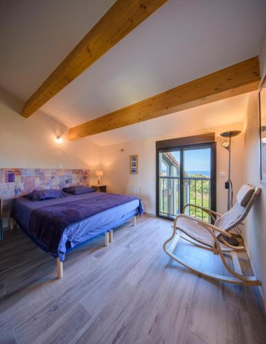 une chambre avec un lit et une chaise dans une pièce dans l'établissement Casa Kallinina, à Esigna