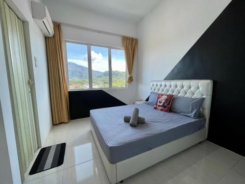 Un dormitorio con una cama con una ventana grande. en Hillview Cube w/Rooftop Pool, en Kuah
