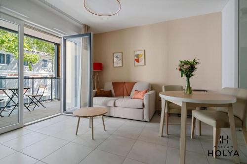 un salon avec un canapé et une table dans l'établissement Le Soyeux - À Avignon - 375B, à Avignon