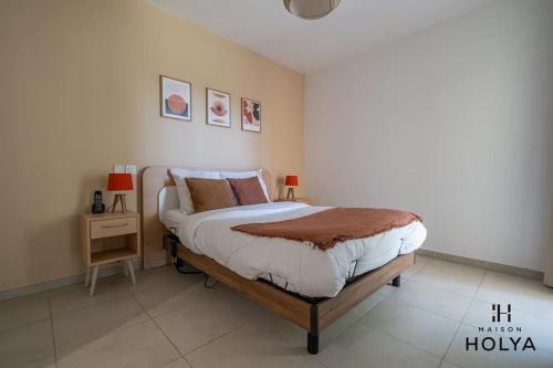 une chambre avec un grand lit et une table de chevet dans l'établissement Le Soyeux - À Avignon - 375B, à Avignon