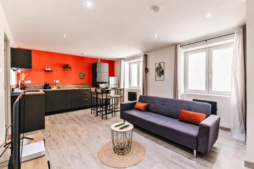 un salon avec un canapé et une cuisine dans l'établissement Splendide T2 neuf à Montluel, à Montluel
