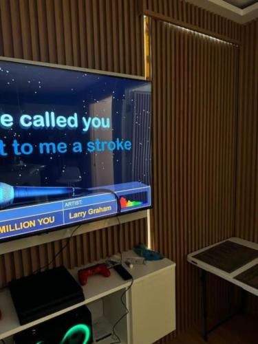 TV a/nebo společenská místnost v ubytování Condo Ferdge's Staycation