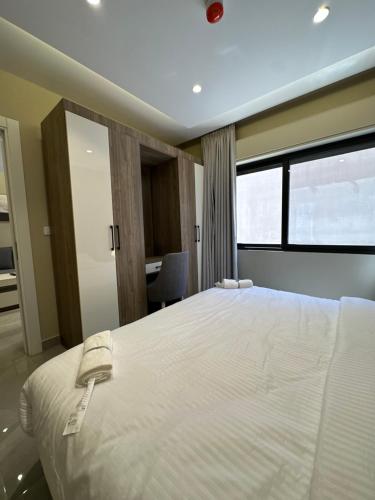 Postel nebo postele na pokoji v ubytování Chic Apartments For Rent ave0-7