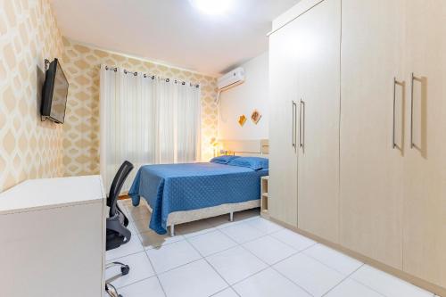 a small bedroom with a bed and a bathroom at Confortável Apartamento a Poucos Minutos da Praia in Bombas