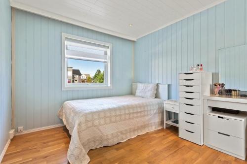 un dormitorio con una cama y una ventana en Luksuriøs enebolig ved Granåsen til Ski-VM 2025, en Trondheim