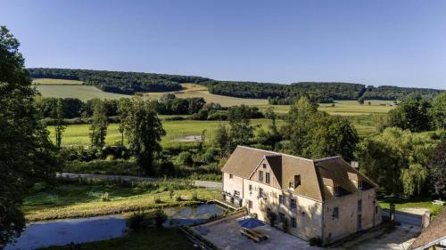 - une vue aérienne sur une ancienne maison dans un champ dans l'établissement Le moulin du chateau, à Saint-Benoist-sur-Vanne