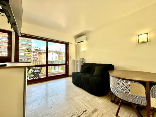 un salon avec un canapé et une table dans l'établissement Cannes Plaza By SCLS Locations, à Cannes