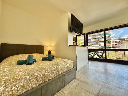 une chambre avec un lit et une télévision à écran plat dans l'établissement Cannes Plaza By SCLS Locations, à Cannes