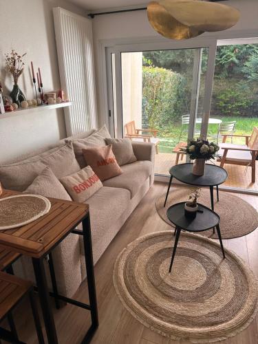 un salon avec un canapé et une table dans l'établissement Superbe appartement vannetais, à Vannes