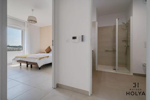 Cette chambre comprend un lit et une salle de bains pourvue d'une douche. dans l'établissement Le Plein Sud - À Avignon - 376B, à Avignon