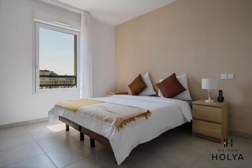 une chambre avec un grand lit et une fenêtre dans l'établissement Le Plein Sud - À Avignon - 376B, à Avignon