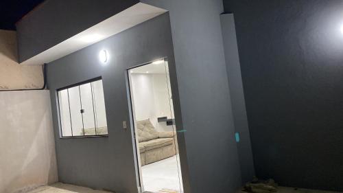 una camera con specchio e divano di Morada do lago a Boa Esperança