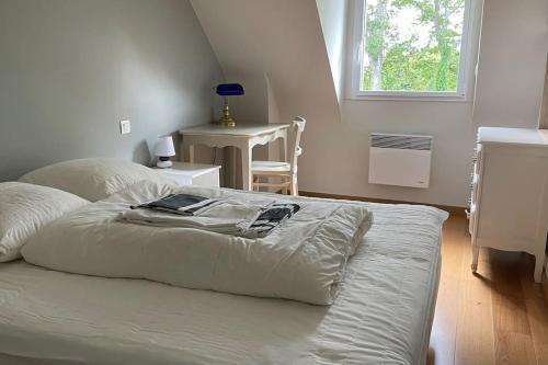 une chambre avec deux lits et une table et une fenêtre dans l'établissement Comfortable house - Le Penty des Grands Champs, à Combrit
