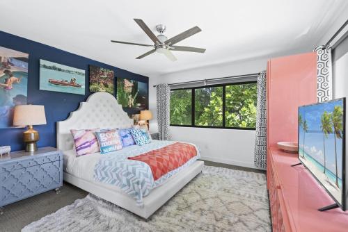 a bedroom with a bed and a ceiling fan at The Waterhouse- Amazing Villa With Infinity Pool in Miami
