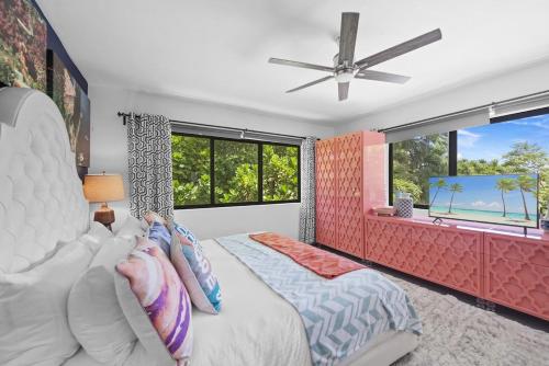 a bedroom with a bed and a ceiling fan at The Waterhouse- Amazing Villa With Infinity Pool in Miami