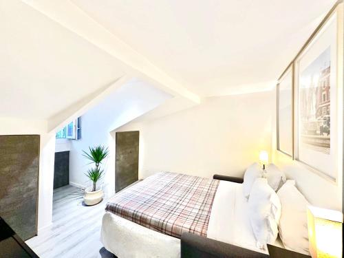 une chambre avec un grand lit dans une pièce dans l'établissement Èrsextius, GGB3, Nice, à Nice