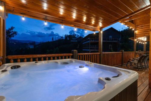 Φωτογραφία από το άλμπουμ του Indoor Pool, Volleyball Beach, Mountain View, Luxury σε Gatlinburg
