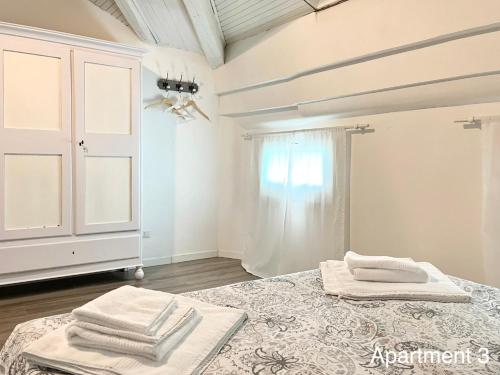 una camera da letto con 2 asciugamani bianchi su un letto di MeModena Apartments a Modena