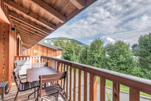 un balcon avec une table et des chaises et une vue dans l'établissement Appartement Crystal - 4 étoiles - Welkeys, à Megève