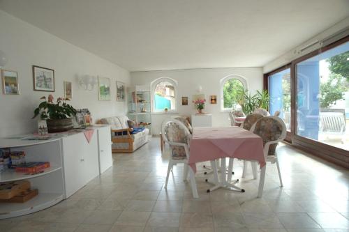 Una cocina y un comedor con mesa y sillas. en Apartments Potz, en Illmitz