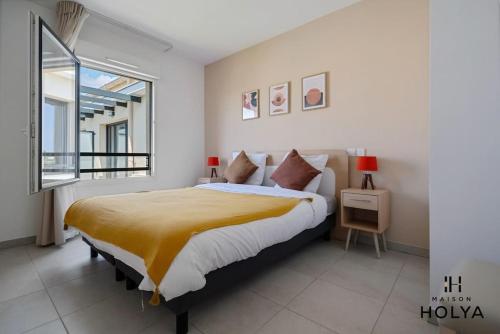 une chambre avec un grand lit et une fenêtre dans l'établissement À Avignon - Le Vertige - 377B, à Avignon