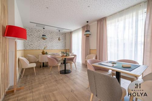 une salle à manger avec une table et des chaises dans l'établissement À Avignon - Le Vertige - 377B, à Avignon